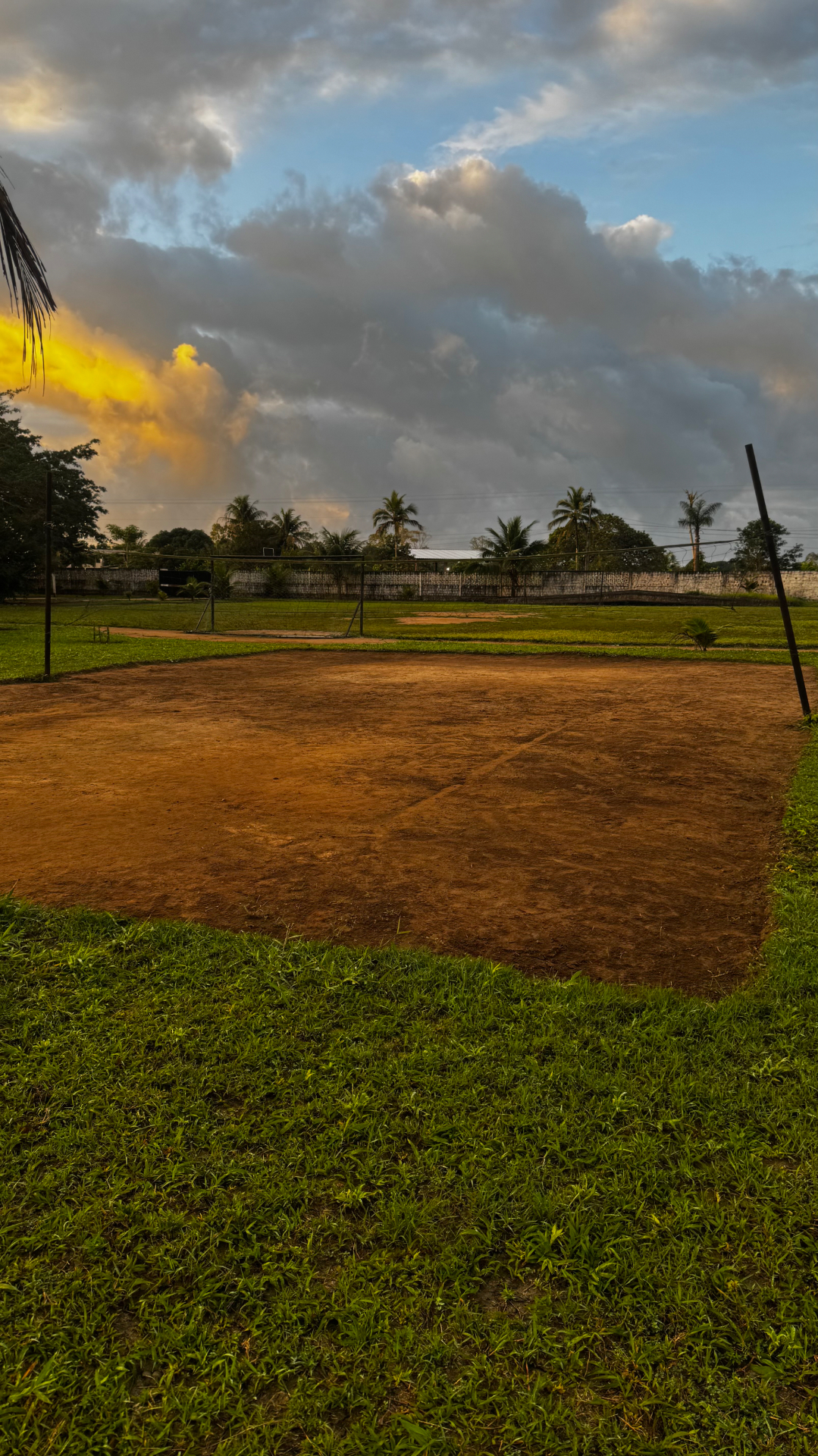 Quadra de areia com rede de vôlei ao entardecer