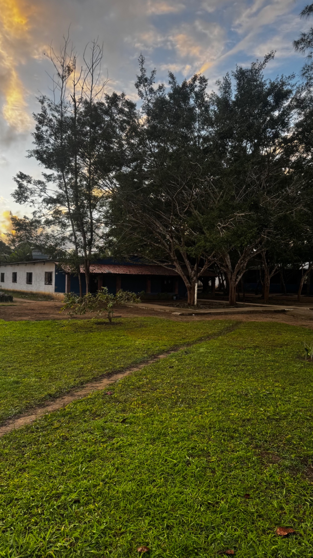 Frente dos alojamentos do Projeto Milagres ao entardecer